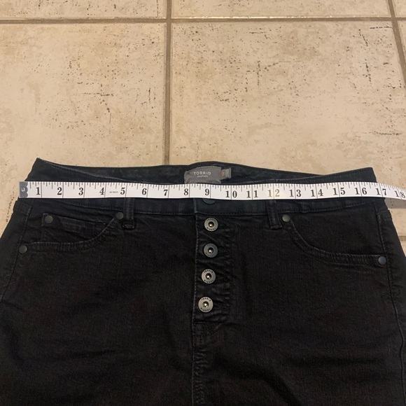 T Torrid Black Denim High Rise Button Fly Frayed Hem Shorts Size 12 - Picture 2 of 8